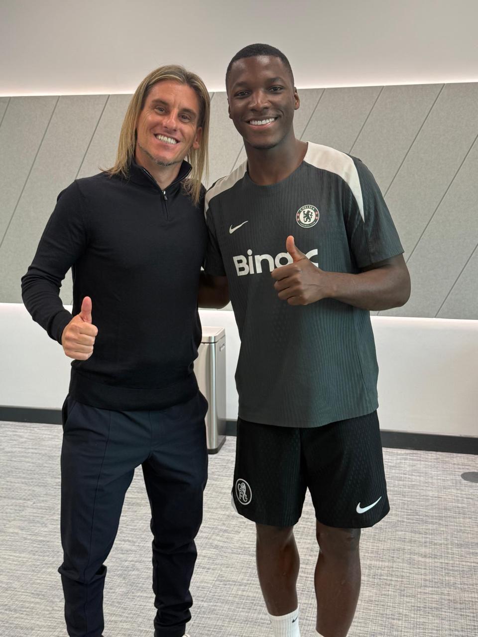 厄瓜多尔主帅贝卡切切现场观战切尔西,并与凯塞多合影