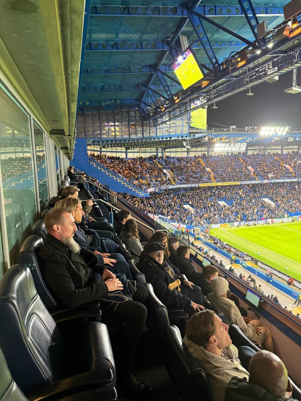 厄瓜多尔主帅贝卡切切现场观战切尔西,并与凯塞多合影