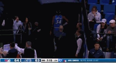 亚博体育APP-这球够硬！恩比德顶翻小卡特扣篮2+1 后者回更衣室