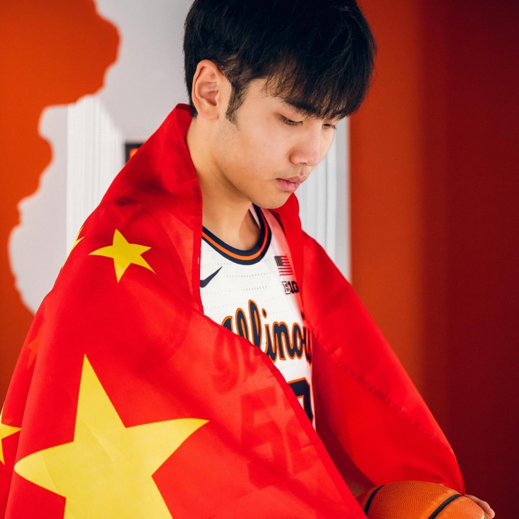 这身球衣感觉如何？张博源晒伊利诺伊大学访校定妆照！