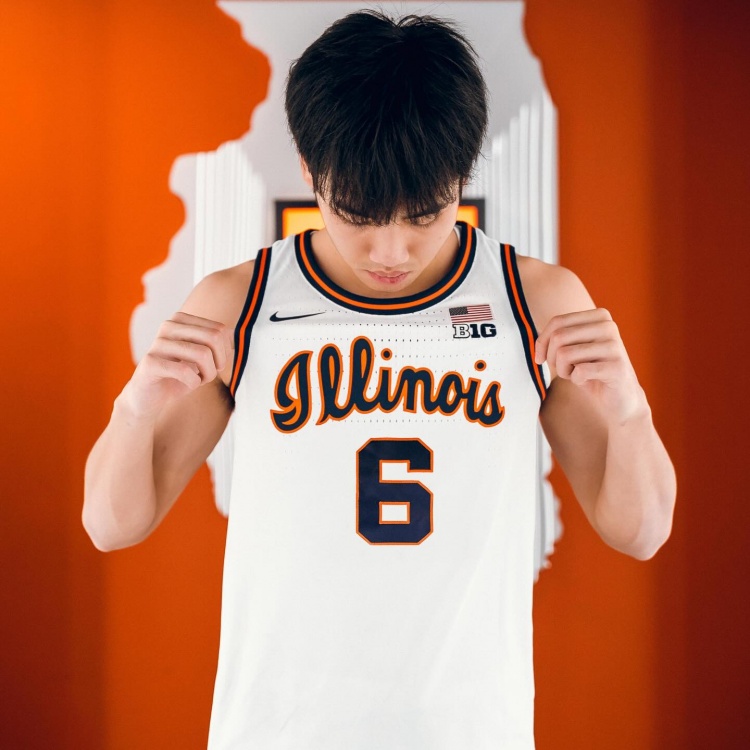 这身球衣感觉如何？张博源晒伊利诺伊大学访校定妆照！