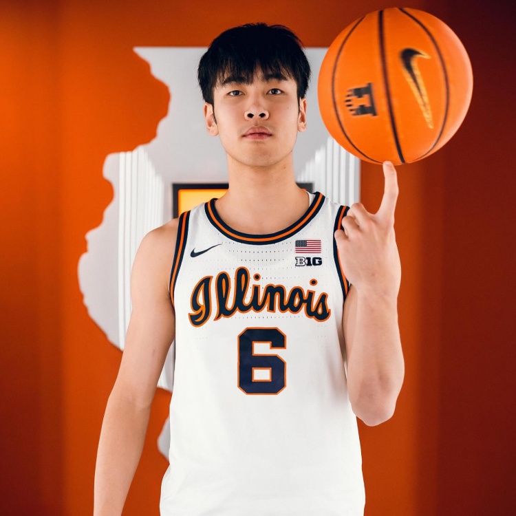 这身球衣感觉如何？张博源晒伊利诺伊大学访校定妆照！