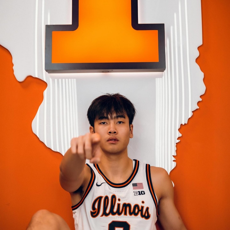 这身球衣感觉如何？张博源晒伊利诺伊大学访校定妆照！