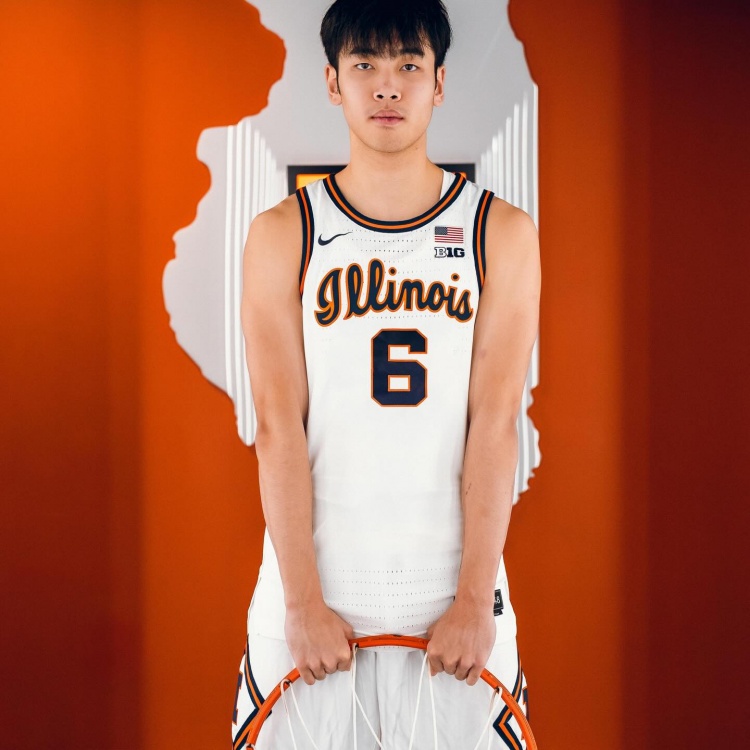 这身球衣感觉如何？张博源晒伊利诺伊大学访校定妆照！