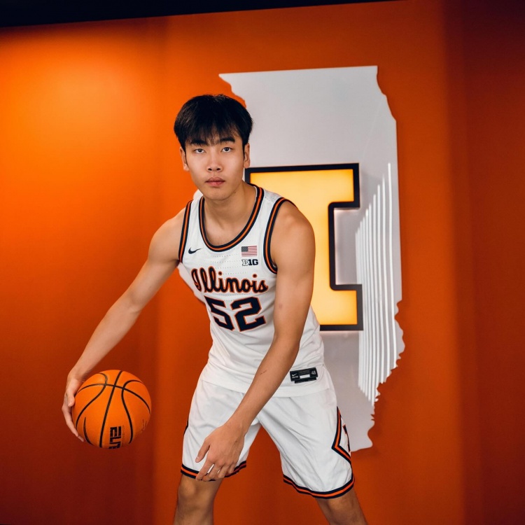 这身球衣感觉如何？张博源晒伊利诺伊大学访校定妆照！