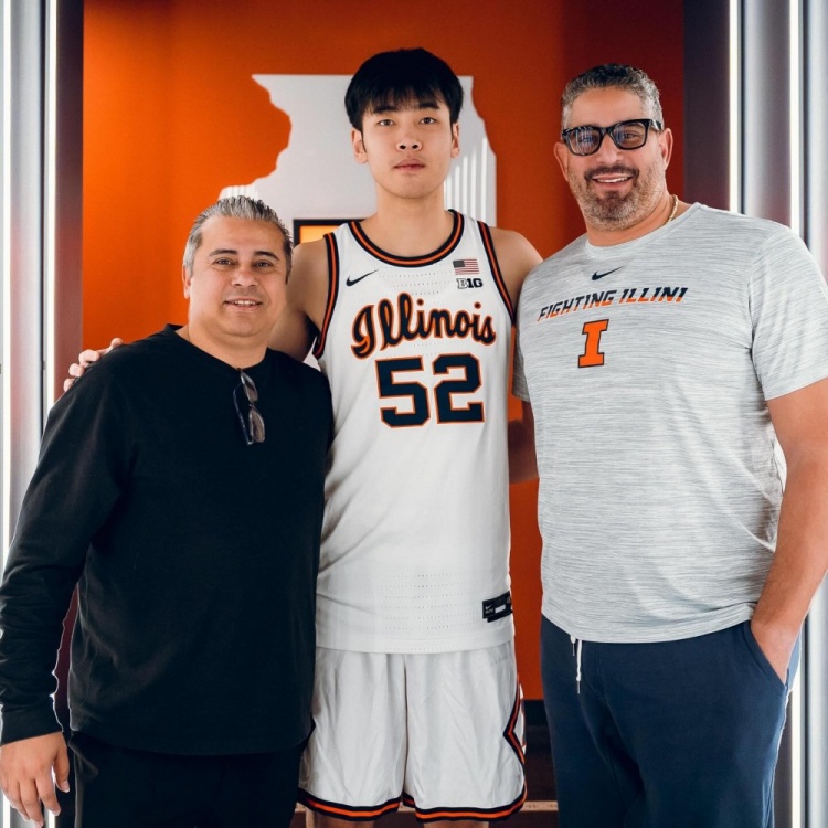 这身球衣感觉如何？张博源晒伊利诺伊大学访校定妆照！