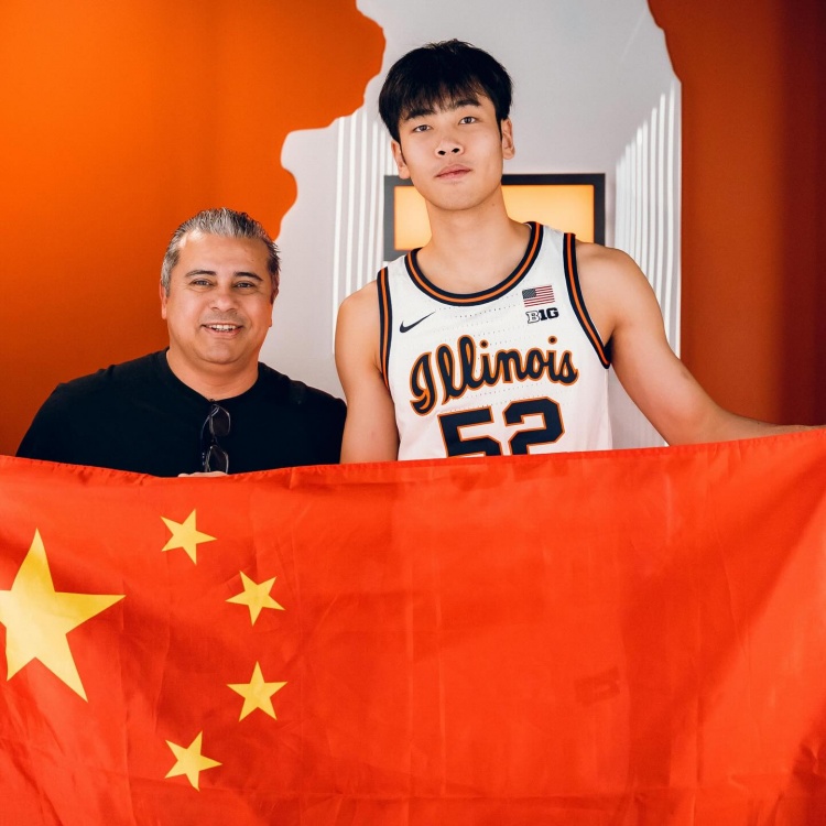 这身球衣感觉如何？张博源晒伊利诺伊大学访校定妆照！