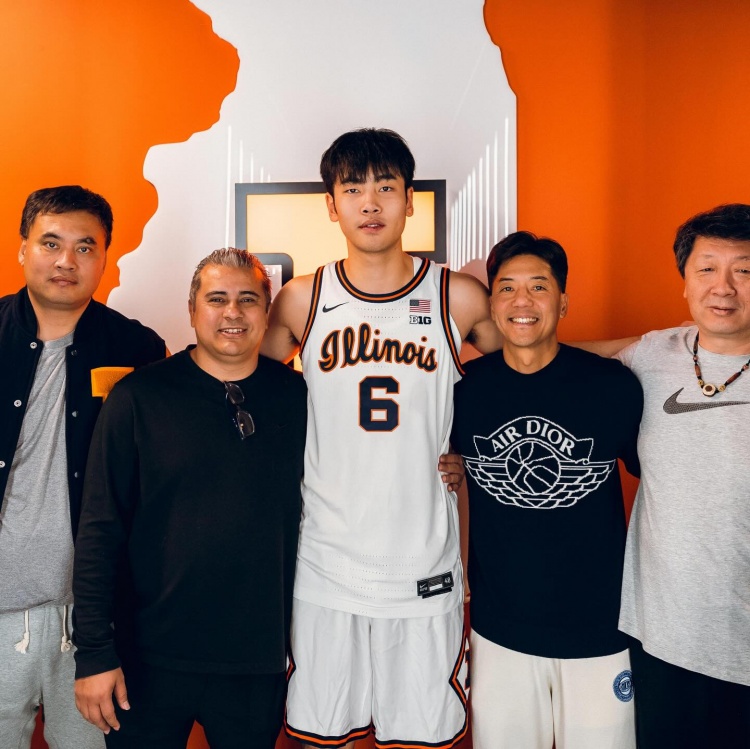 这身球衣感觉如何？张博源晒伊利诺伊大学访校定妆照！