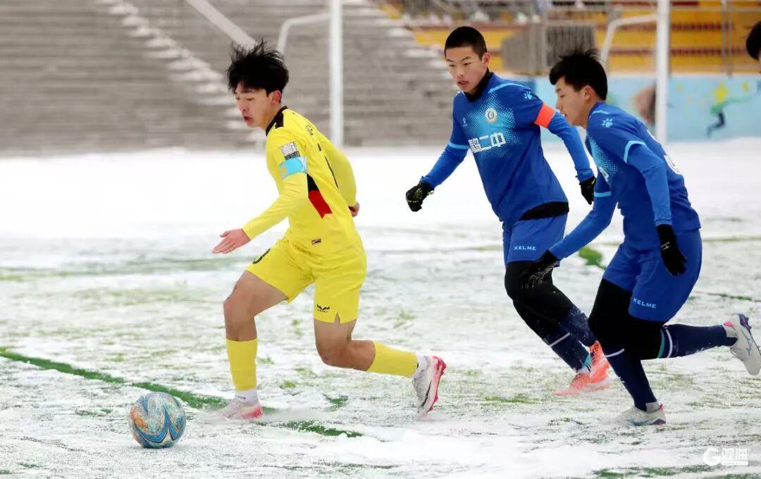 亚博-全胜夺冠！青岛二中足球队十一连胜捧起队史首座 “市长杯”