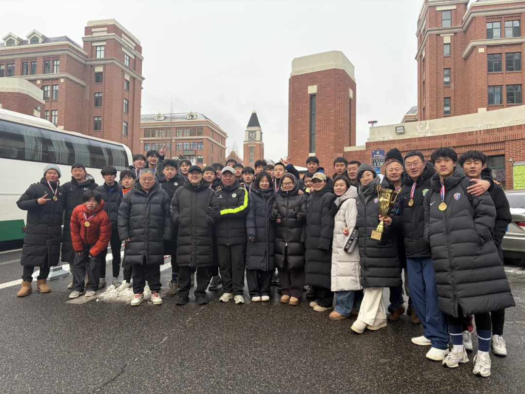 亚博-全胜夺冠！青岛二中足球队十一连胜捧起队史首座 “市长杯”