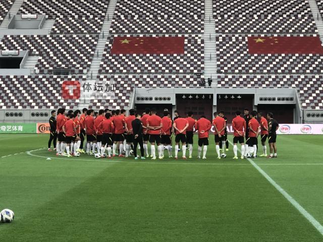 聪明！国足借主队之便提前踩场 分队对抗练新战法