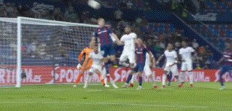 1629670431739029597.gif 亚博体育app登录-【西甲】维尼修斯2度扳平 贝尔头筹本泽马2传皇马平