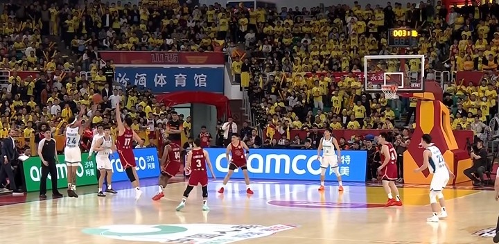亚博体育平台-麦迪附体？基诺内斯18秒时间连轰3记三分独得9分 可惜犯满离场